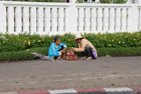 deux femme a bangkok en train de manger
